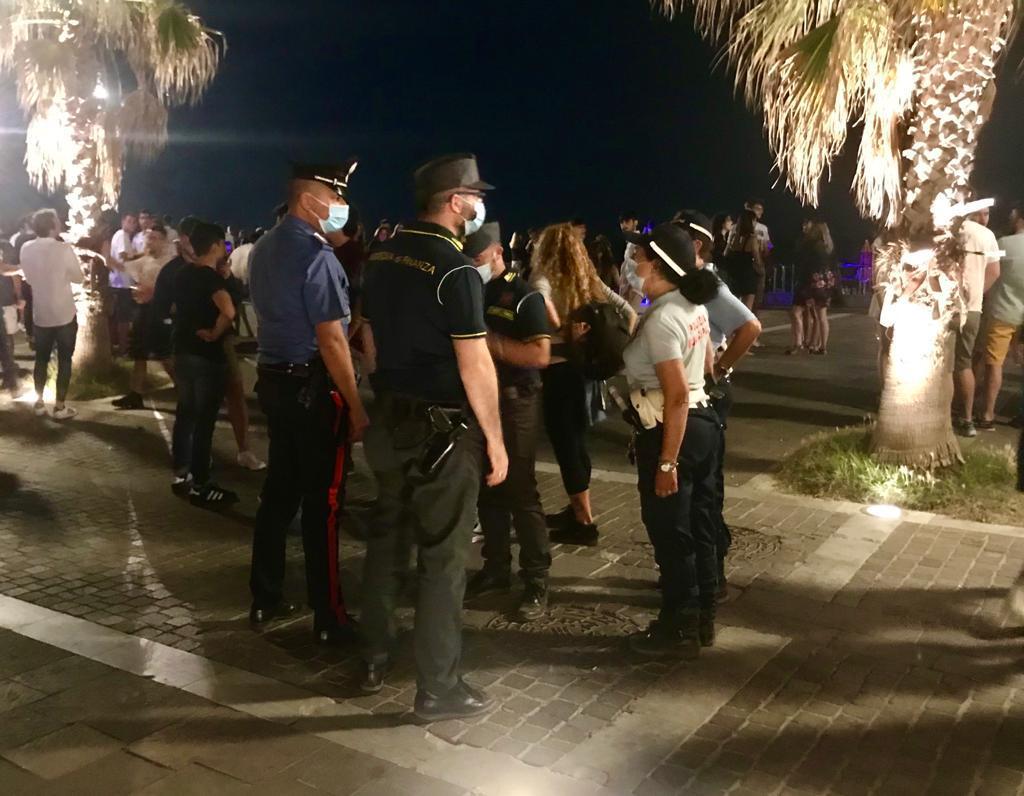Carabinieri, guardia di finanza e polizia municipale durante un controllo congiunto a Marina di Cecina nell'estate 2020