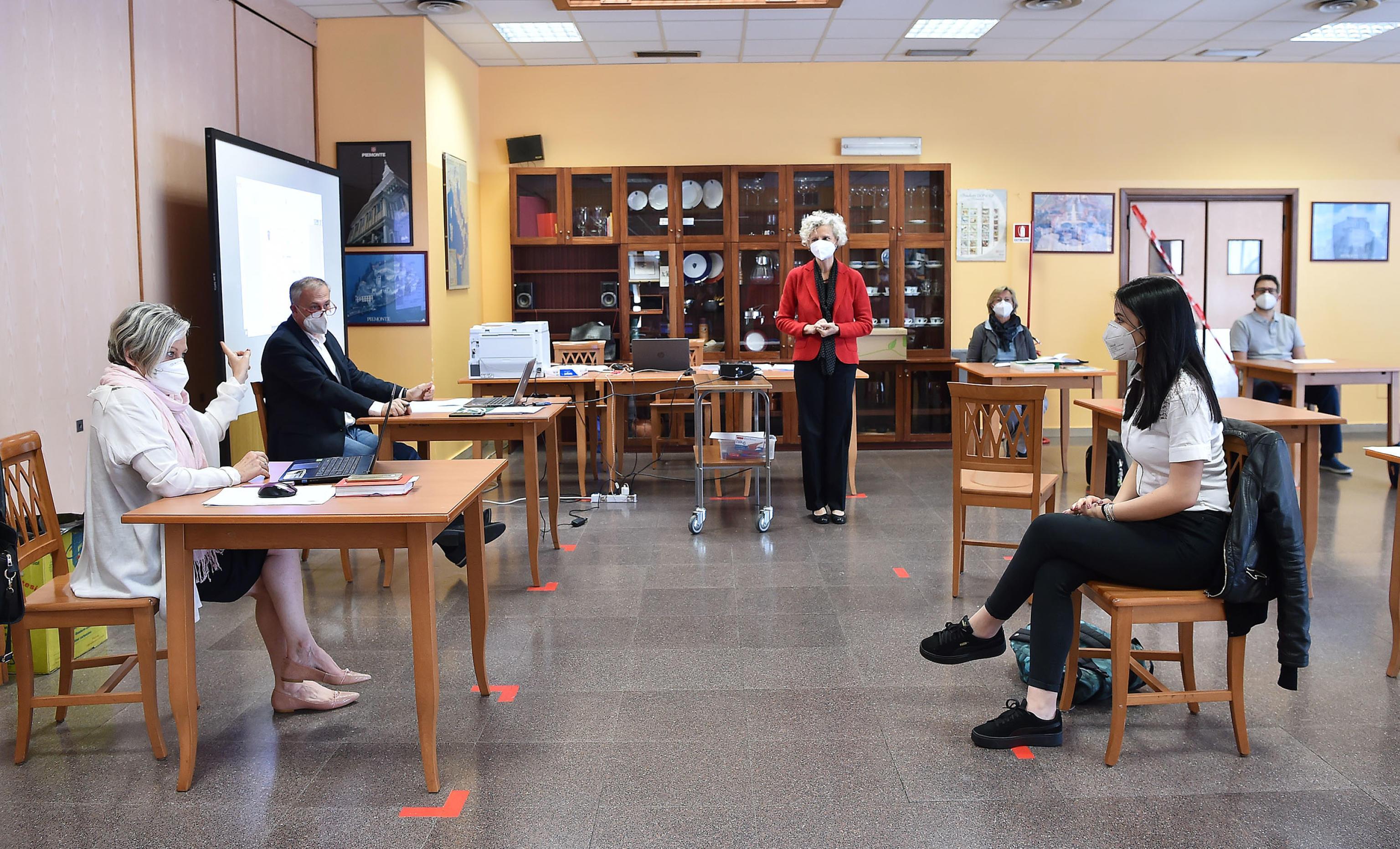 Studente impegnata nei colloqui per l'esame di maturità (foto d'archivio)