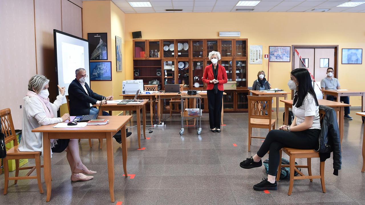 Studente impegnata nei colloqui per l'esame di maturità (foto d'archivio)