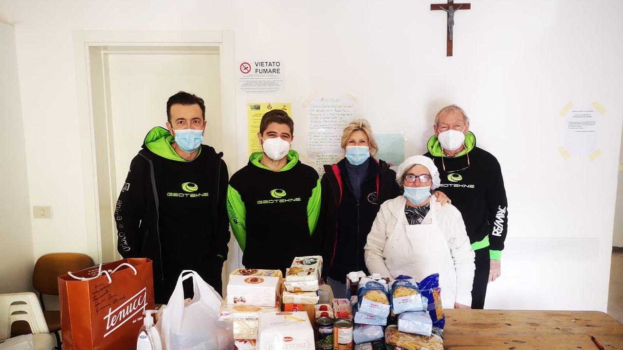 Alcuni altleti della Master Lab con i generi alimentari raccolti