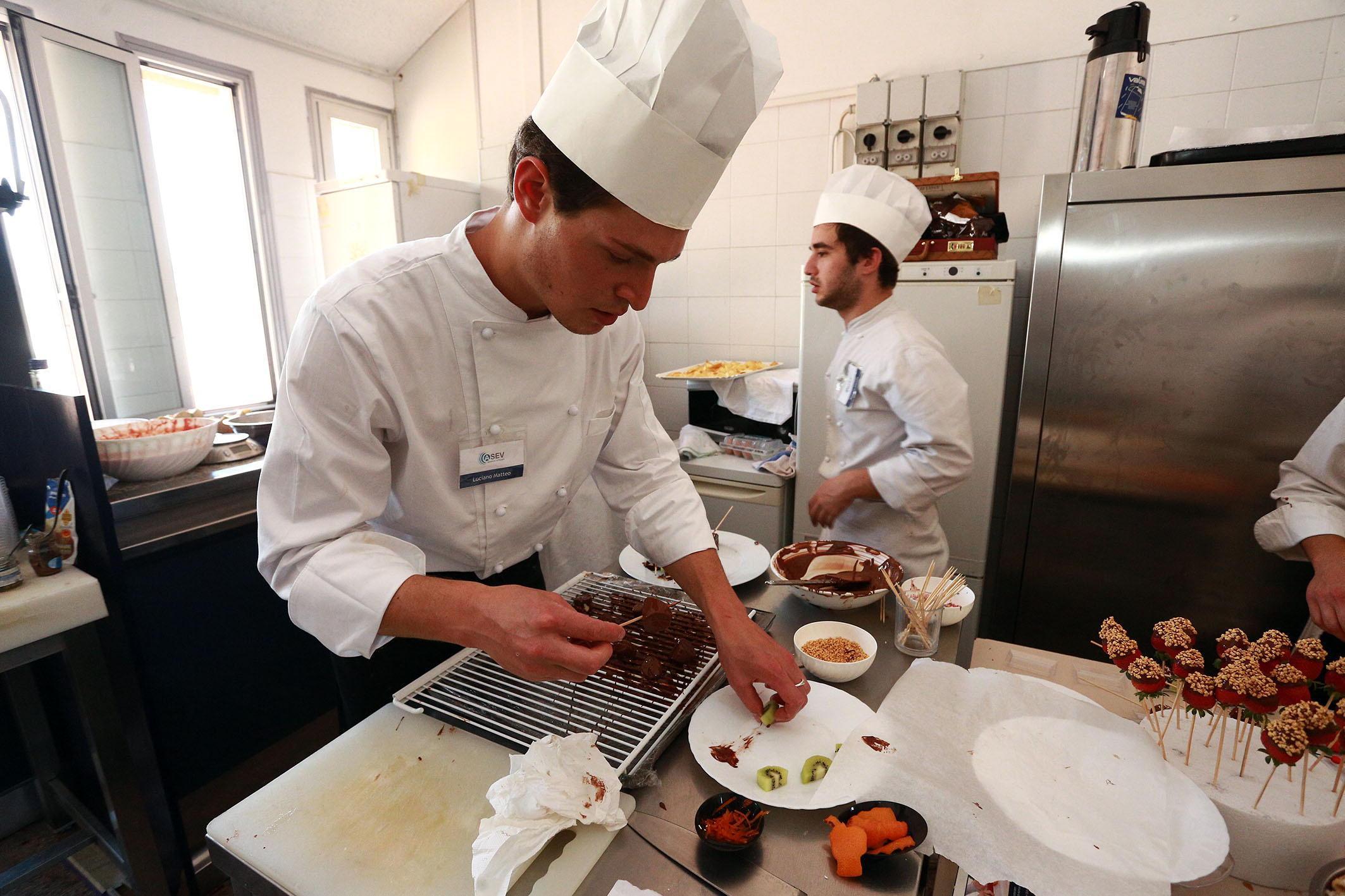 Cuochi in una cucina di un ristorante (foto d'archivio)