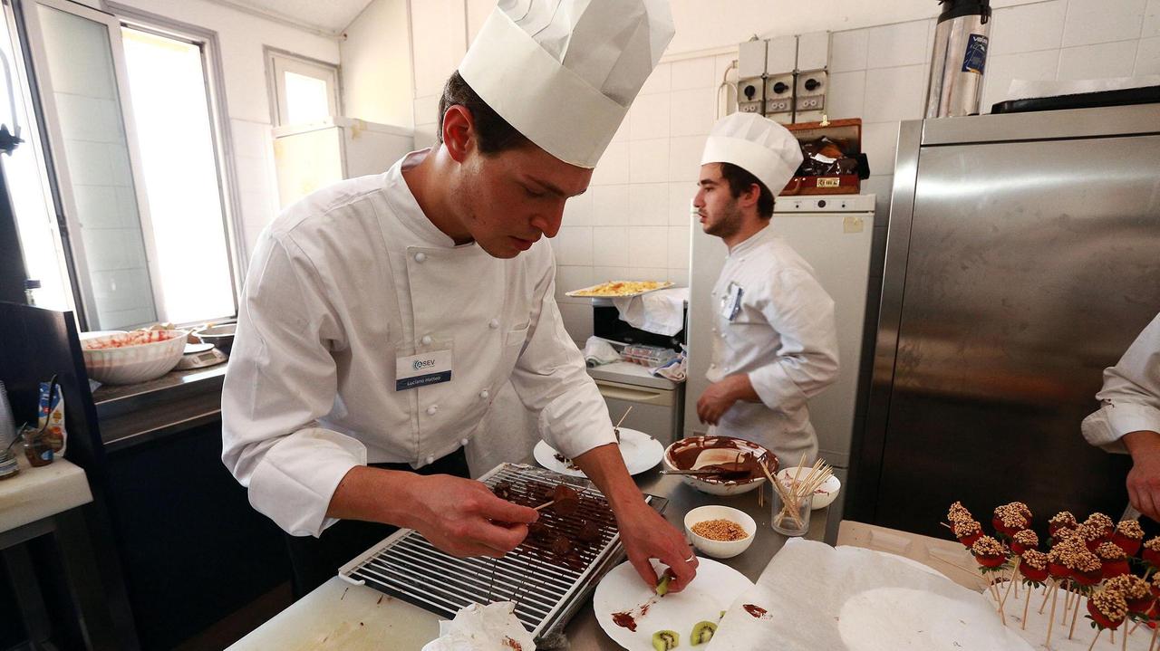 Cuochi in una cucina di un ristorante (foto d'archivio)