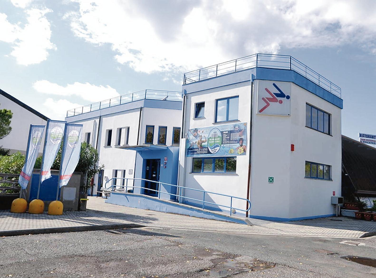L'esterno della piscina comunale della Mazzanta a Vada (foto Falorni/Silvi)