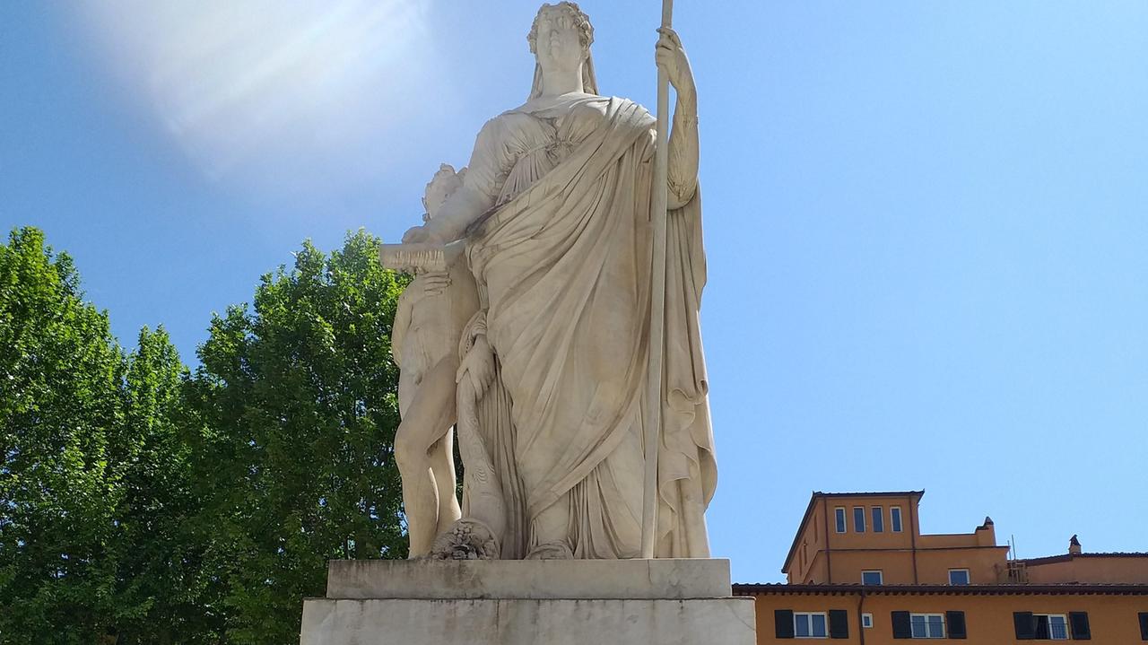 Piazza Grande, quella statua "riciclata" per fini politici