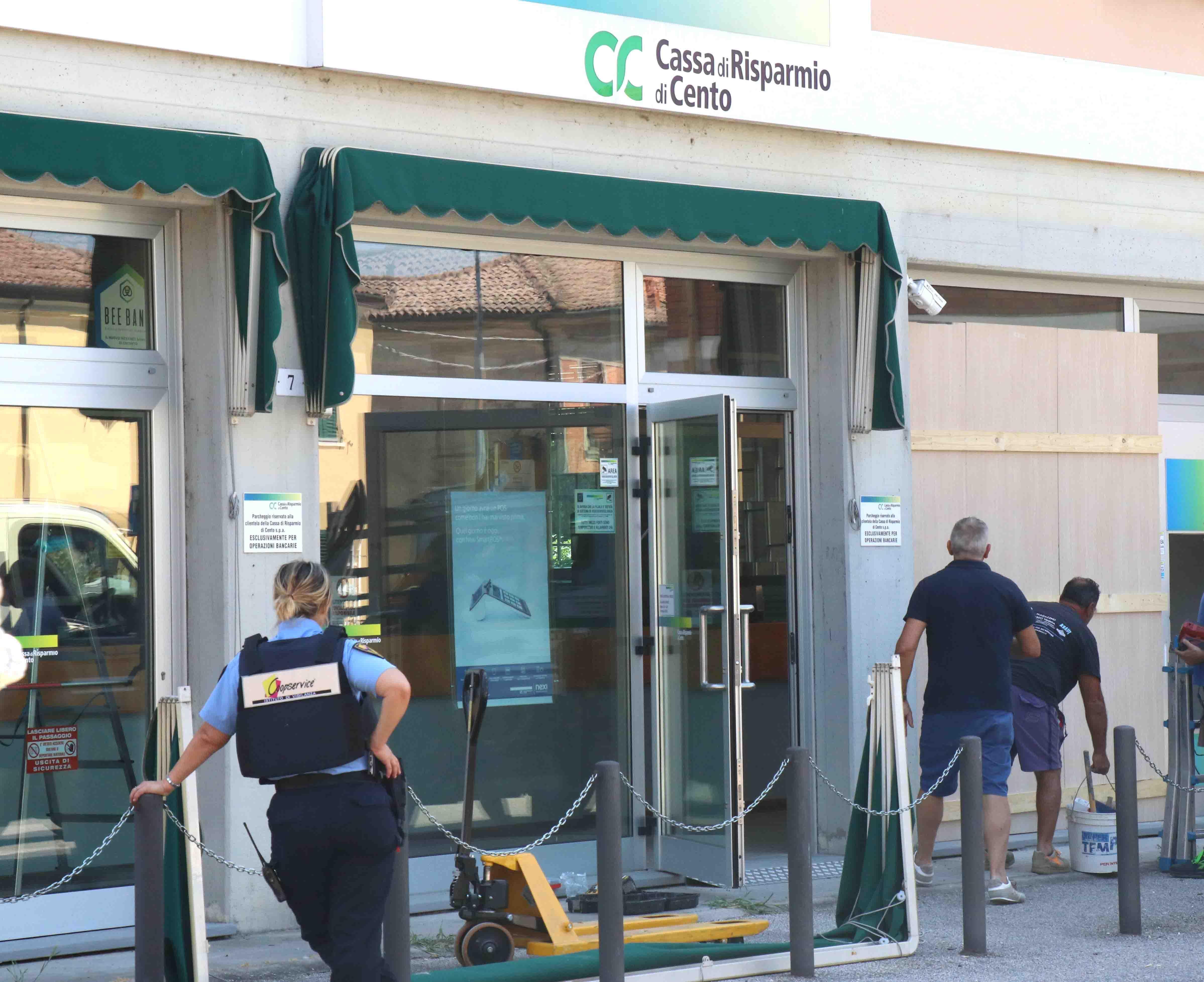 Colpo da 25mila euro alla filiale Caricento di Poggio Renatico
