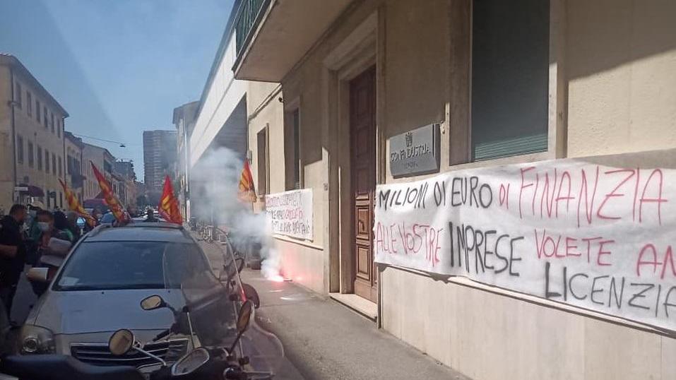 La protesta dell'Usb in via Volturno davanti a Confindustria