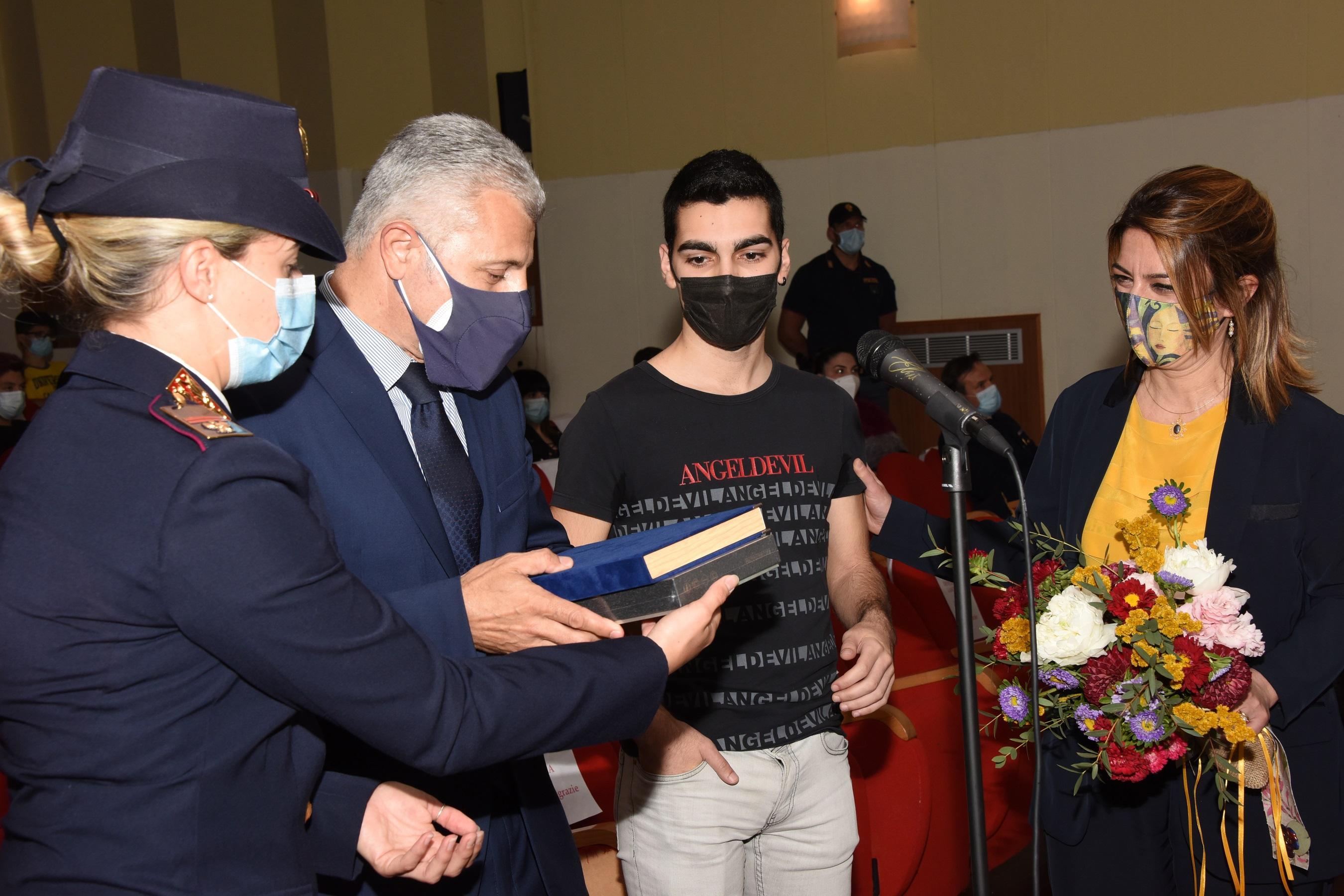 Alessio Sale riceve il premio dal questore Alfredo Polverino
