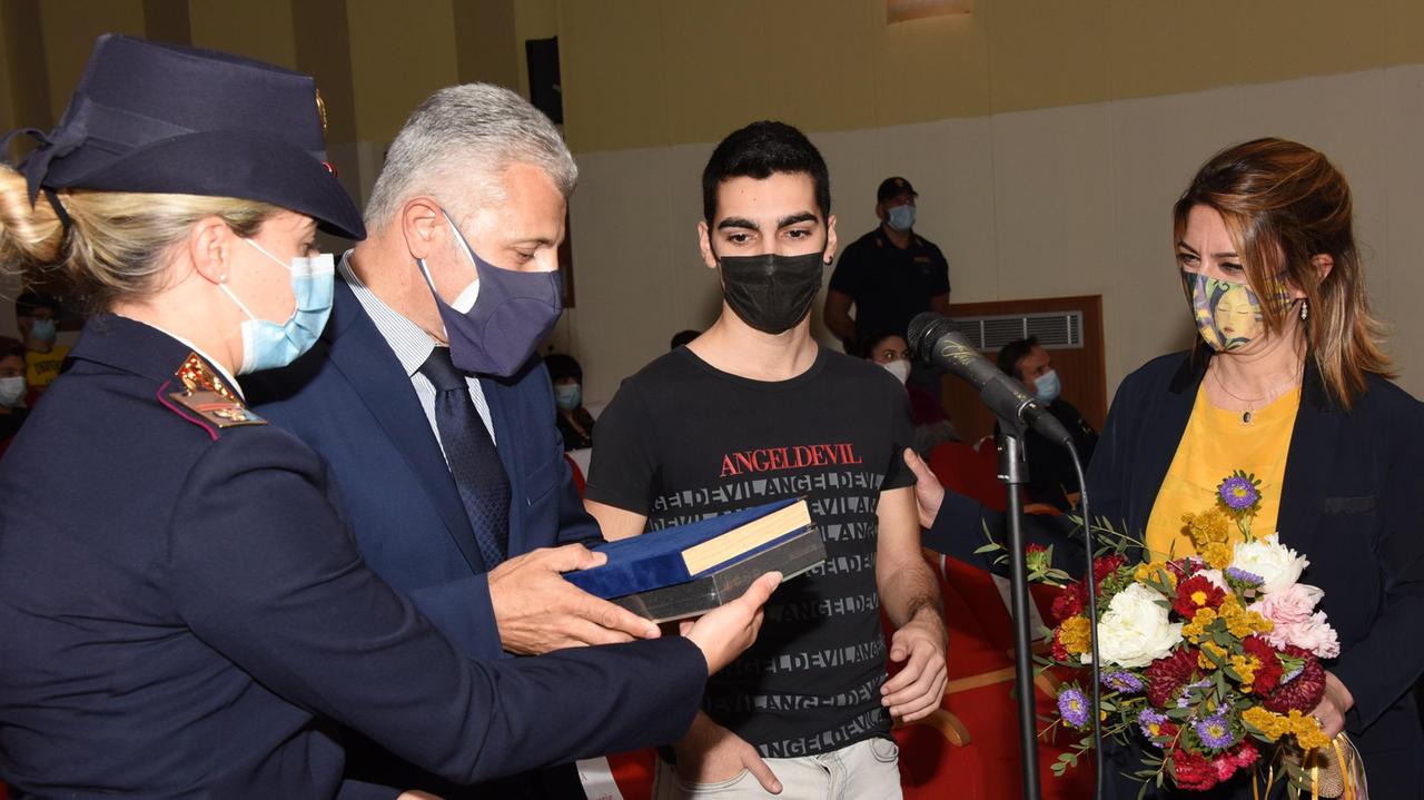 Alessio Sale riceve il premio dal questore Alfredo Polverino