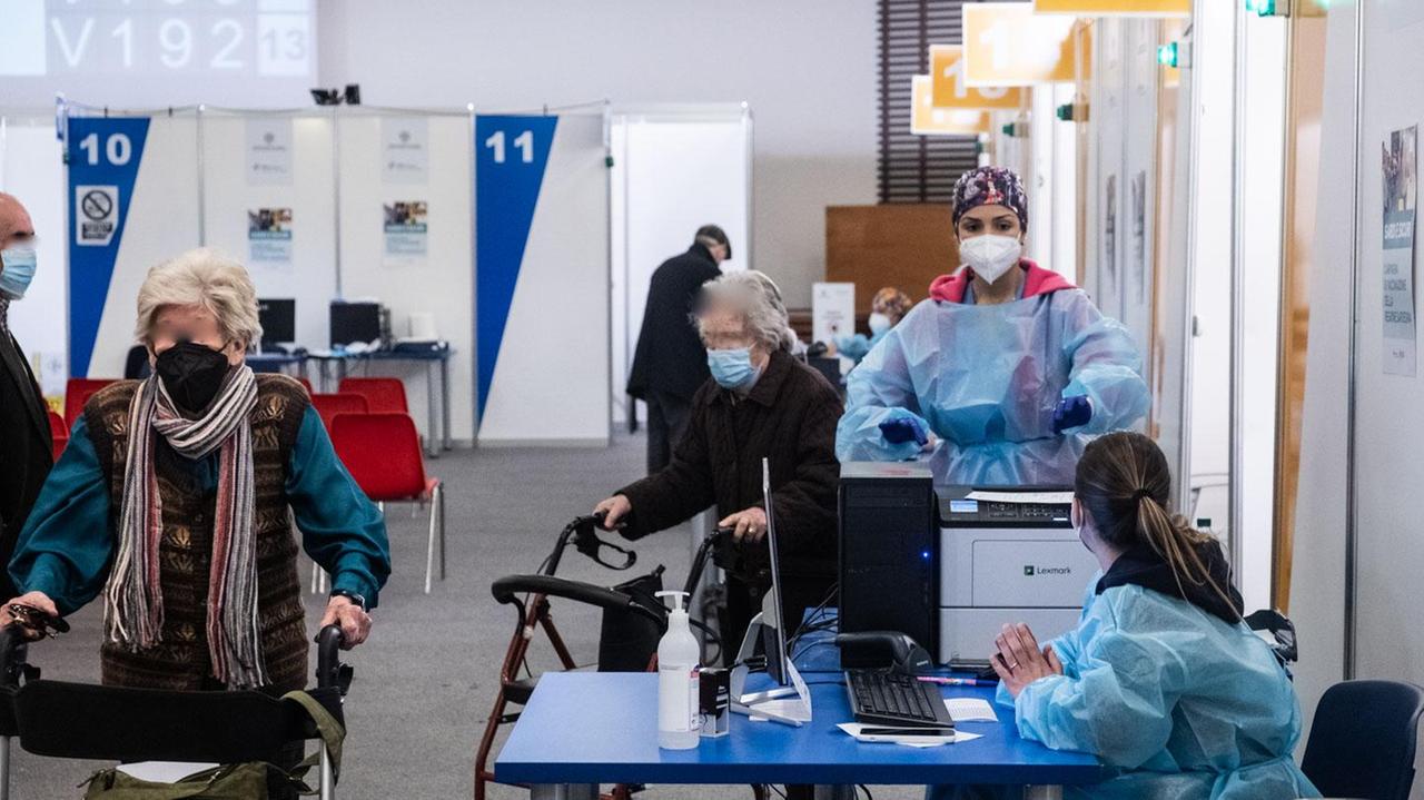 Covid, vaccinazioni fino a mezzanotte: record alla Fiera di Cagliari con 3.400 dosi