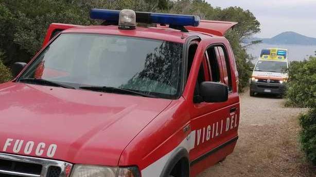Cade in un dirupo nel sentiero e il telefono non prende: salva