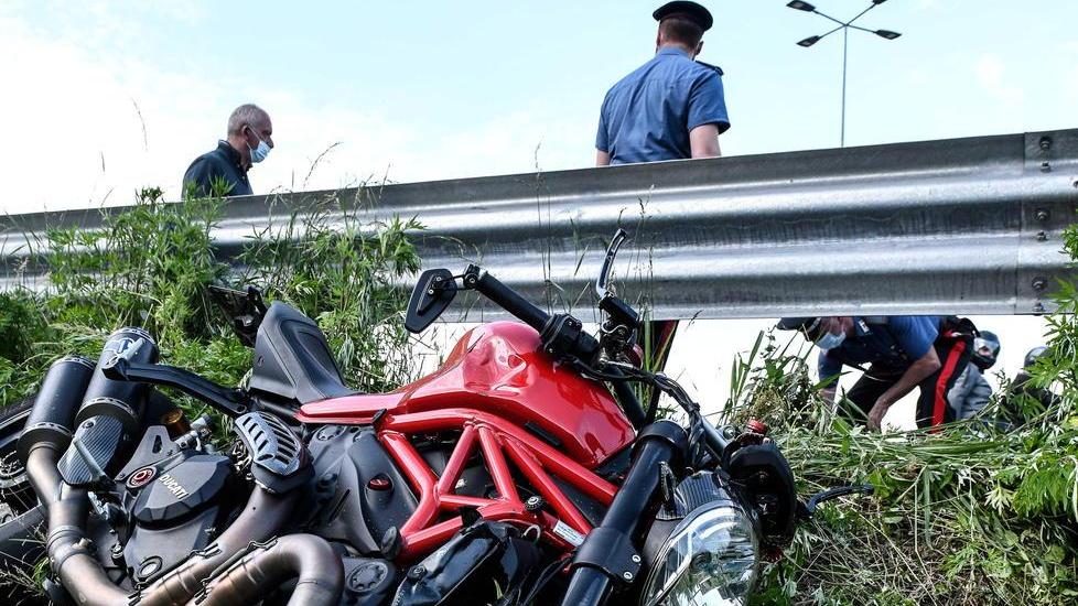 Quattro giovani feriti nel terribile scontro tra 2 moto alla rotonda