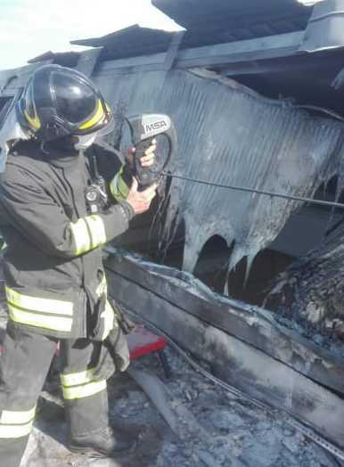 Fiamme sul tetto del capannone raffica di telefonate ai vigili