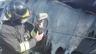 Fiamme sul tetto del capannone raffica di telefonate ai vigili