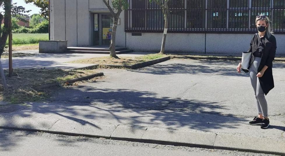 Barriere architettoniche davanti all’ufficio postale Cicala: «Vanno rimosse»