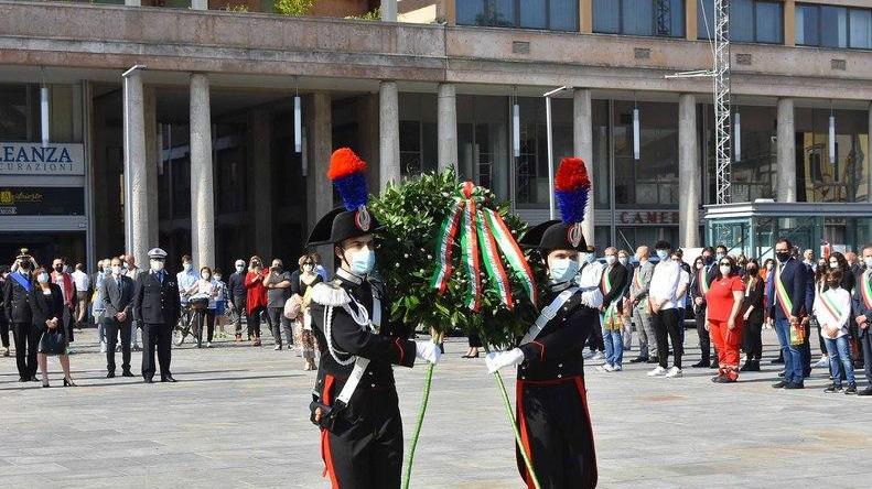 Centinaia in piazza per i 75 anni della Repubblica