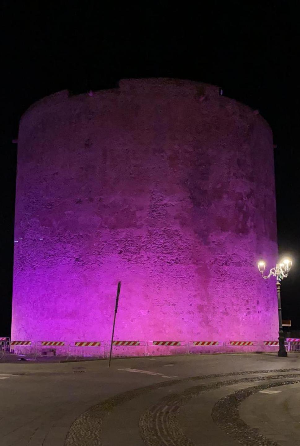 Torre di Sulis illuminata contro l’anoressia