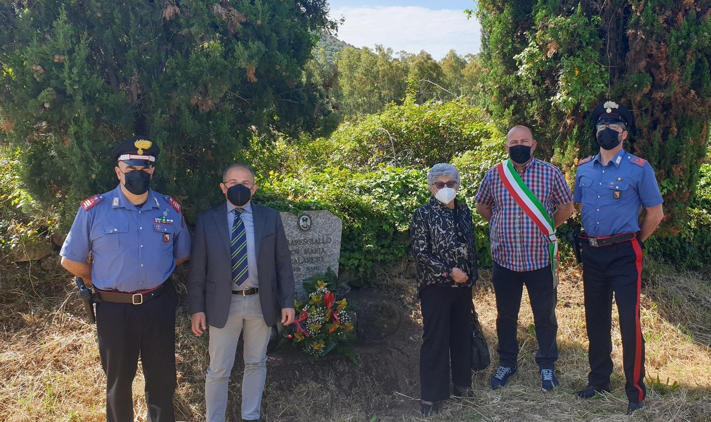 Una corona di fiori sulla lapide del carabiniere ucciso 40 anni fa