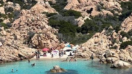 A Cala Coticcio si va solo con le guide: il bando va deserto