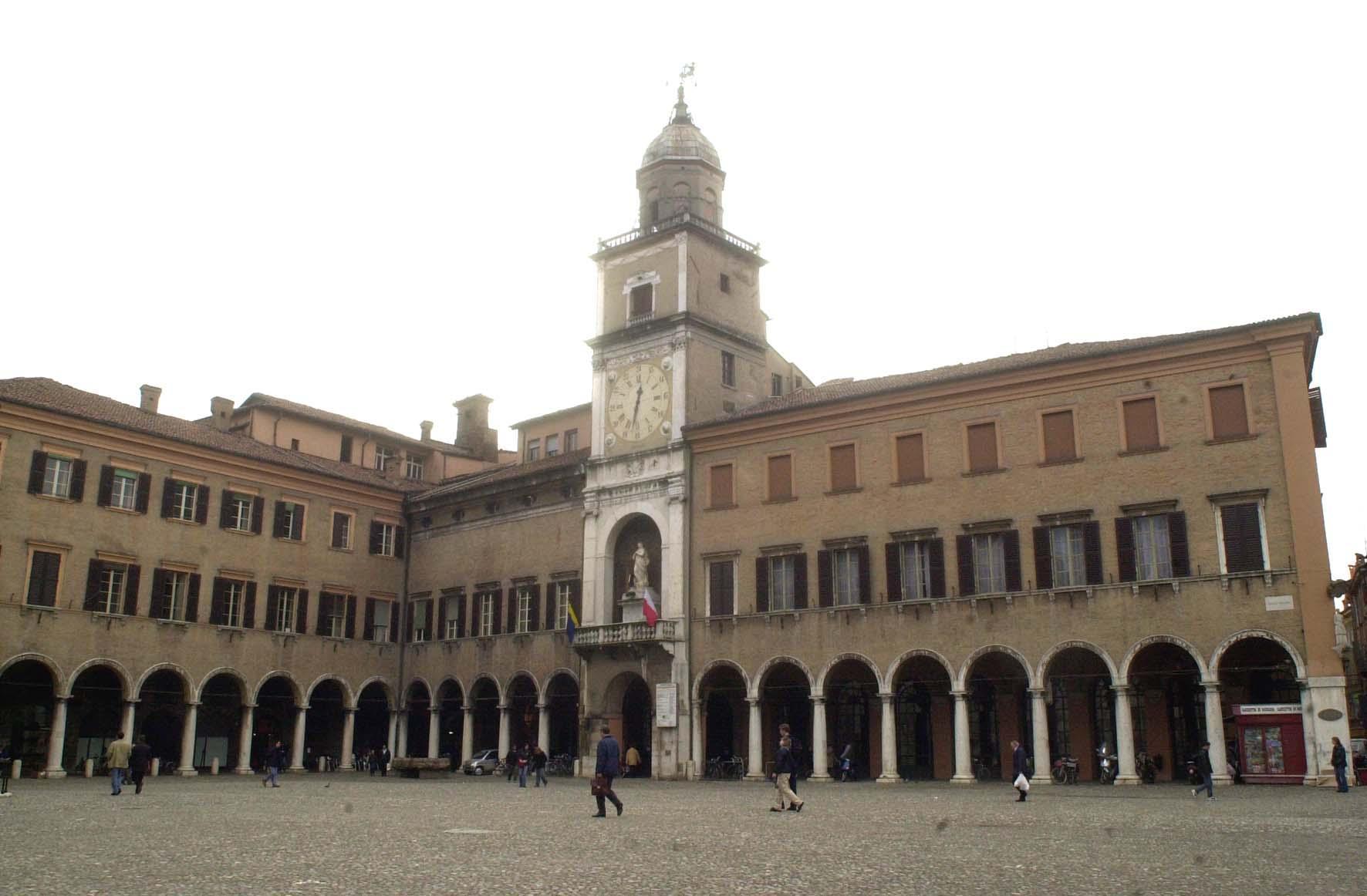 Modena. Blitz in Comune dei No-mask Il presidente Poggi denuncia 