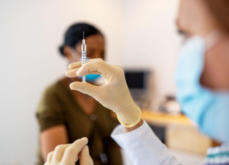 Vaccini in Toscana, via alle somministrazioni nelle aziende: primi tre casi 