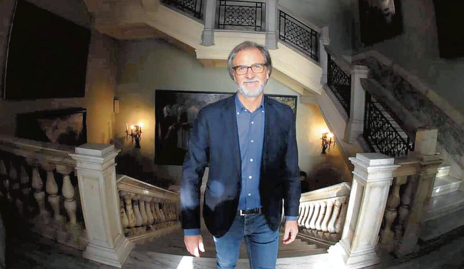 Luciano Massari all'interno dell'Accademia di belle arti di cui è direttore