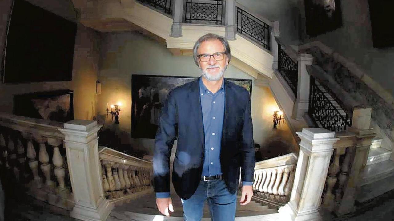 Luciano Massari all'interno dell'Accademia di belle arti di cui è direttore