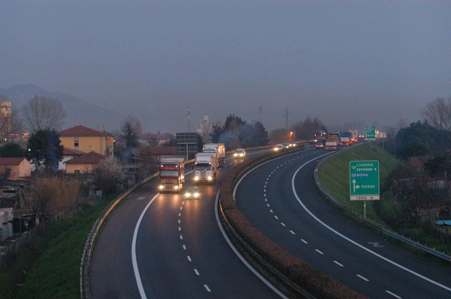 Lascia la moglie in autostrada e scappa in auto assieme al figlio