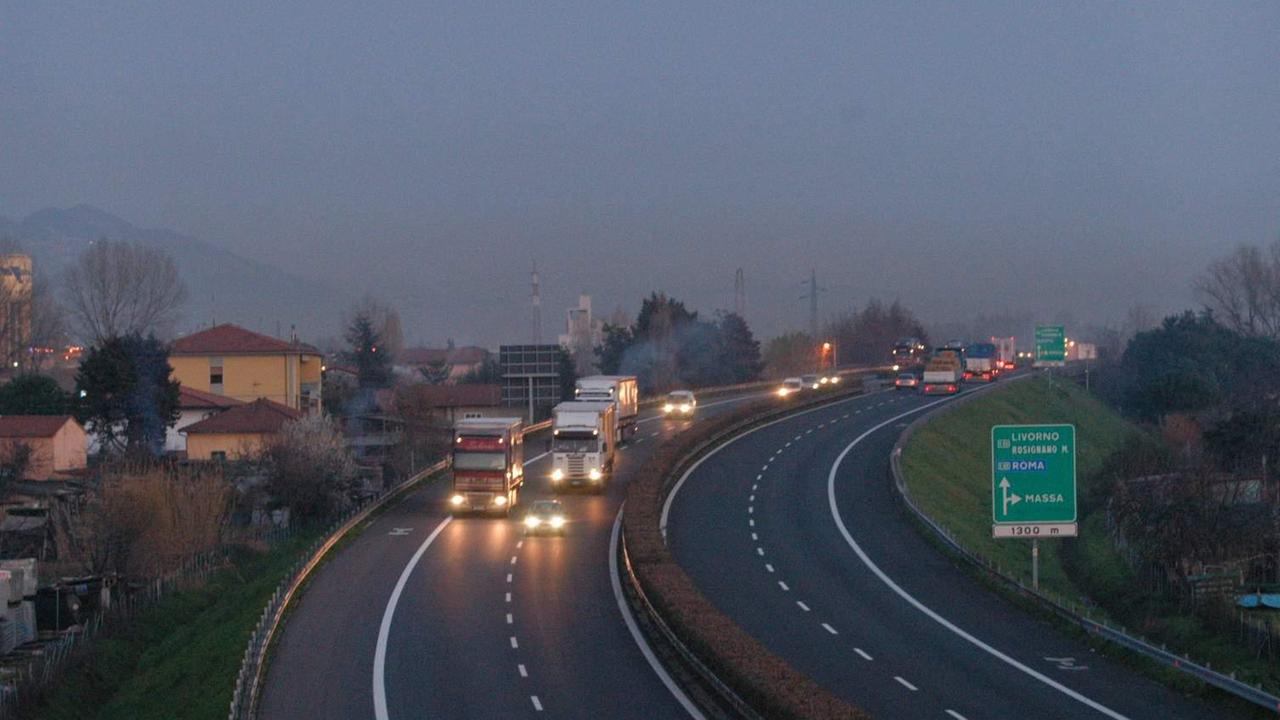 Lascia la moglie in autostrada e scappa in auto assieme al figlio