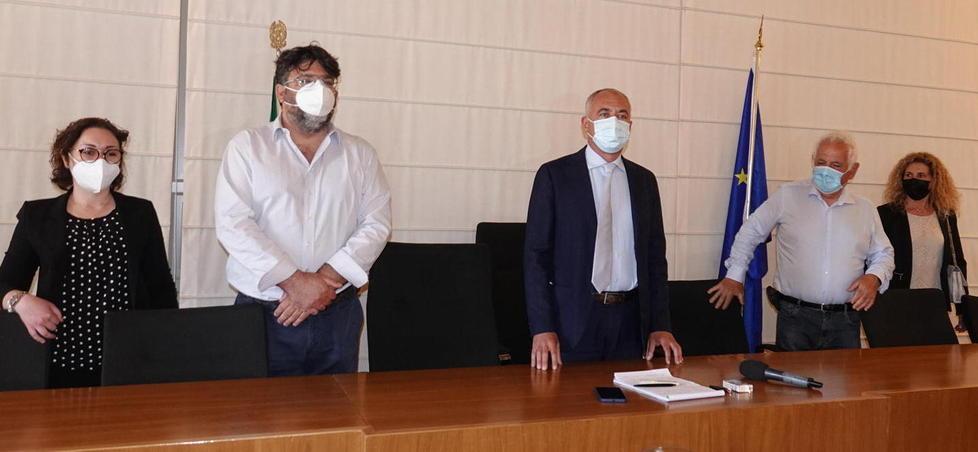 L’ex sindaco Coluccini insieme ad alcuni assessori e al presidente del consiglio comunale all’inizio della conferenza stampa (Foto Paglianti)