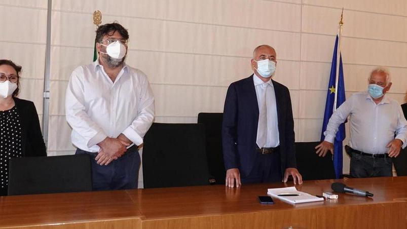 L’ex sindaco Coluccini insieme ad alcuni assessori e al presidente del consiglio comunale all’inizio della conferenza stampa (Foto Paglianti)