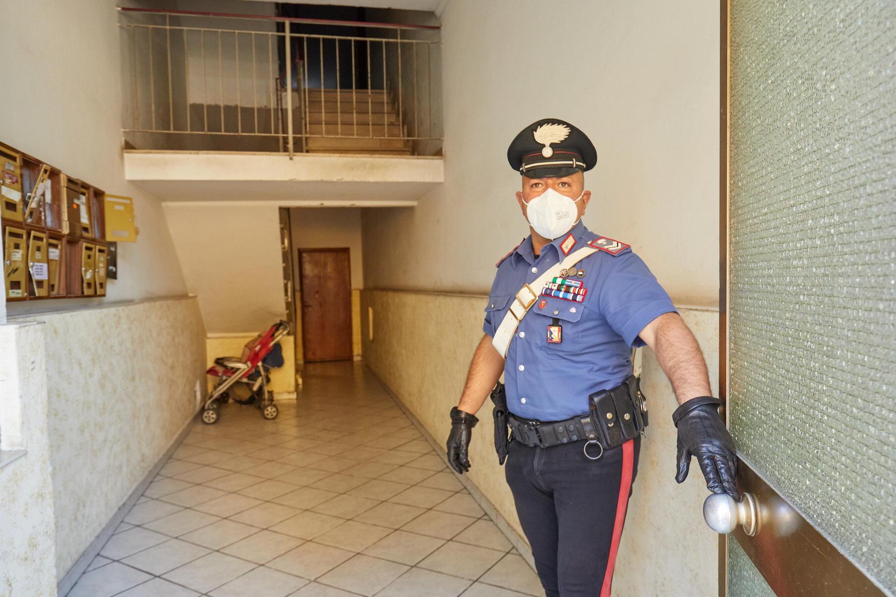 Un carabiniere all'ingresso del condominio (foto Sestini)