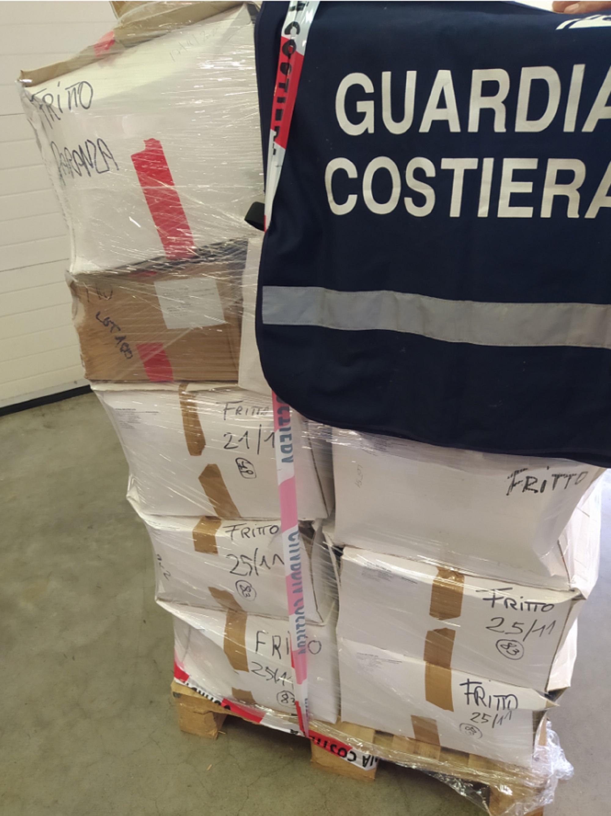 Gli ispettori della guardia costiera durante i controlli