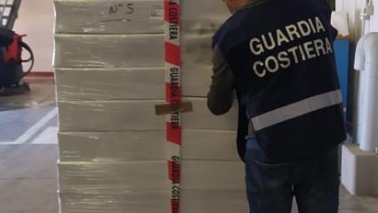 La merce sequestrata dalla Guardia costiera di Livorno e dall'Asl Toscana centro