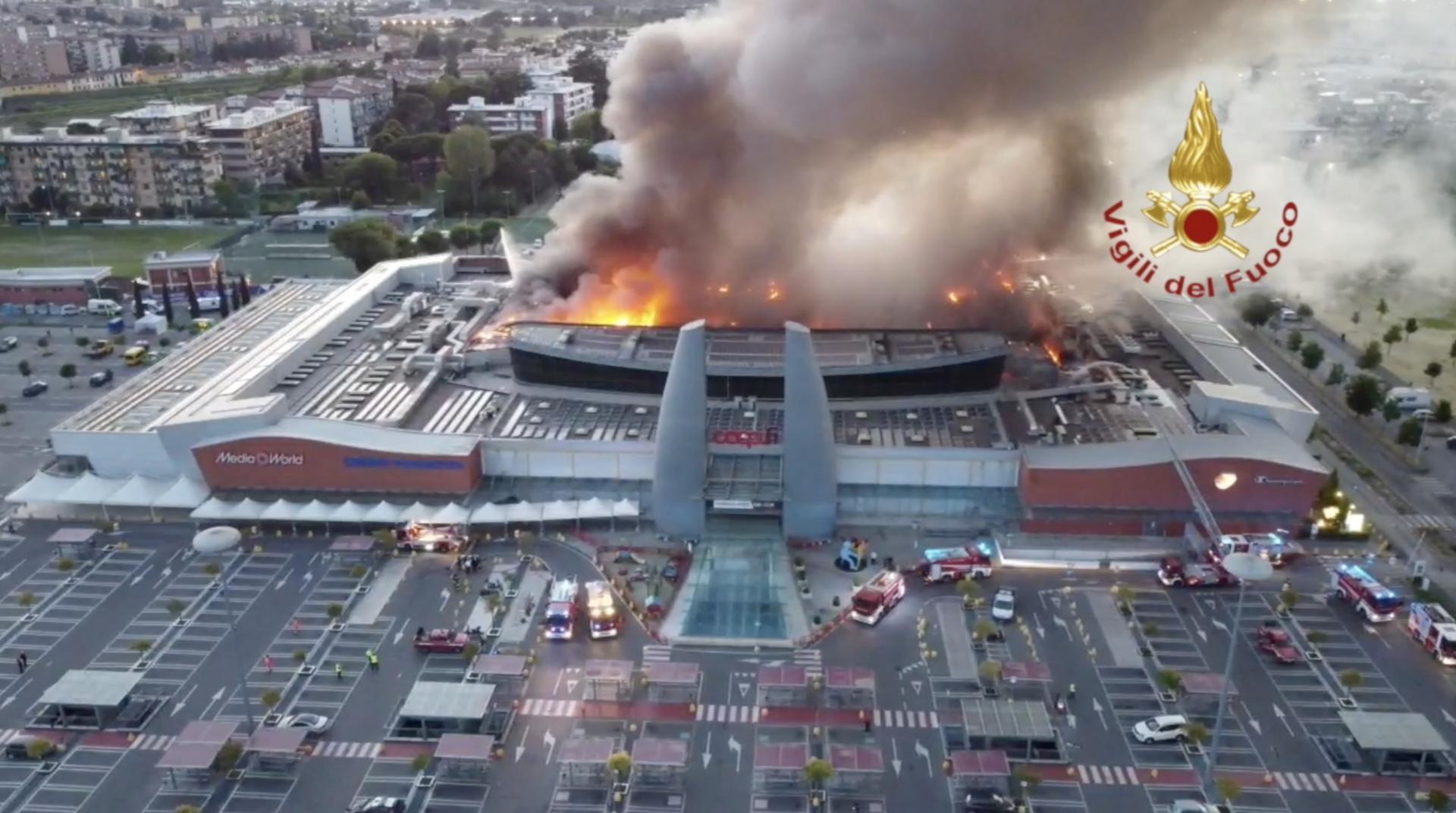 Incendio al centro commerciale: supermercato Coop devastato. La procura apre un'indagine - Video 