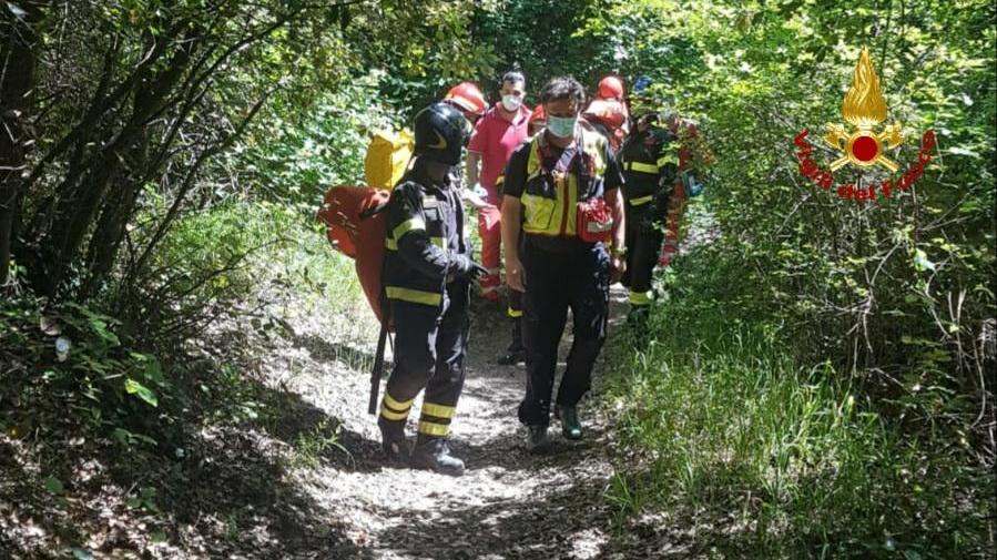 I soccorsi al ciclista caduto
