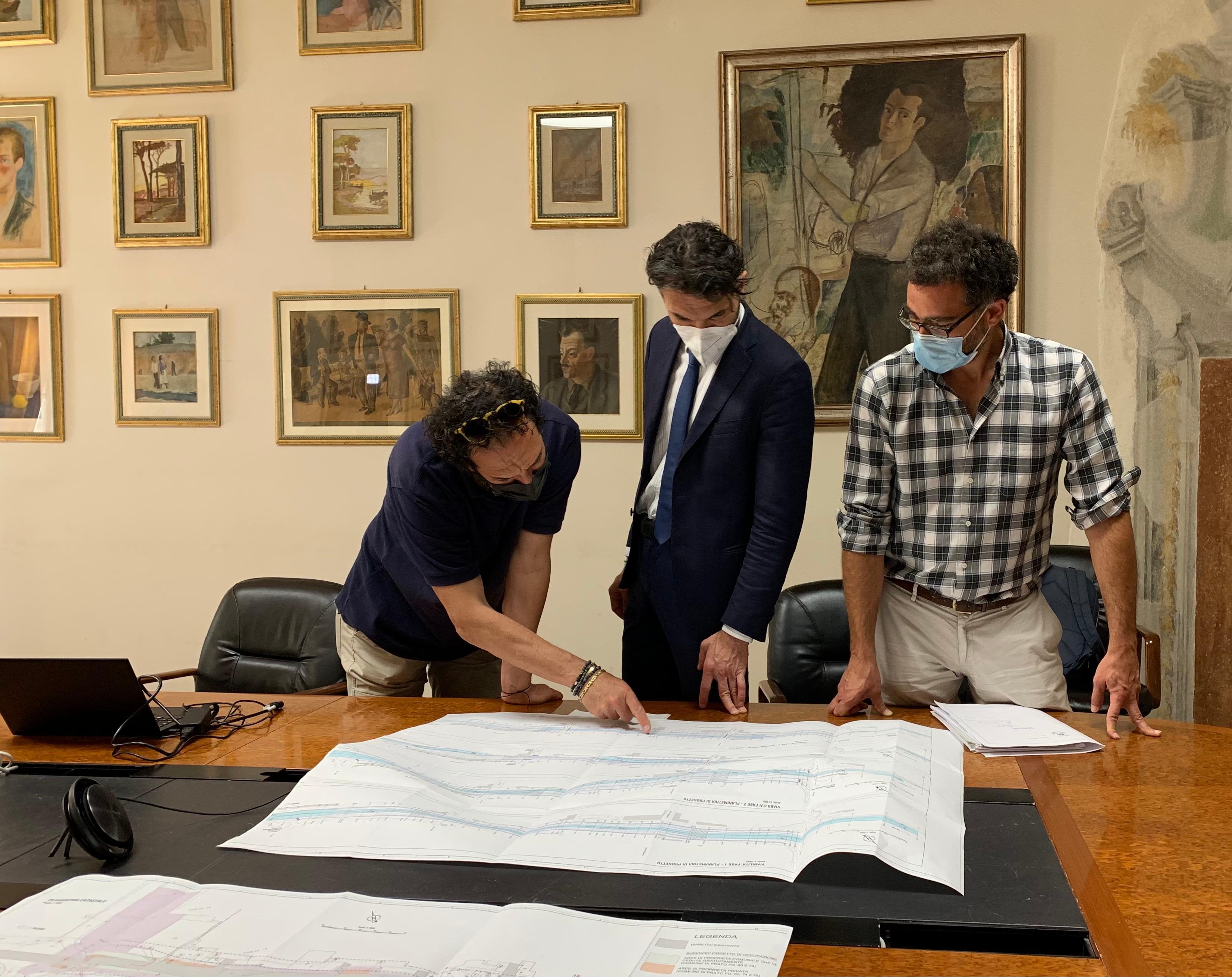 L'assessore Barberis e il sindaco Biffoni col progetto del sottopasso