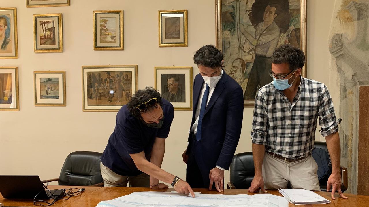 L'assessore Barberis e il sindaco Biffoni col progetto del sottopasso