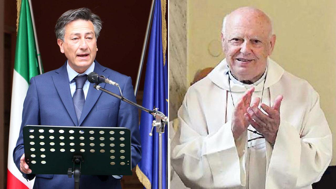 Il prefetto di Massa Carrara Claudio Ventrice e don Giuseppe Cipllini che gestisce la mensa della Caritas