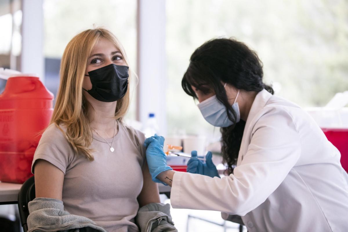 Vaccini in Toscana, dal 7 giugno prenotazioni per i giovani da 16 a 29 anni. Ecco il calendario 