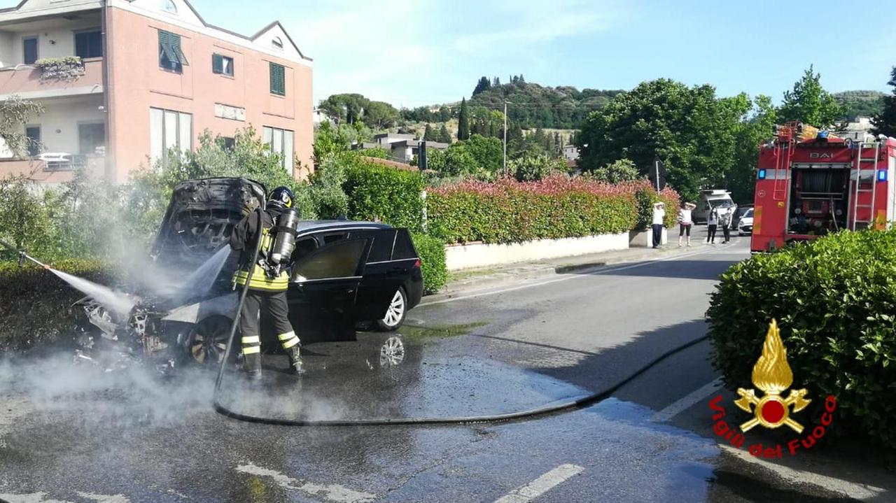 I vigili del fuoco all'opera sull'auto bruciata in via Pistoiese a Carmignano