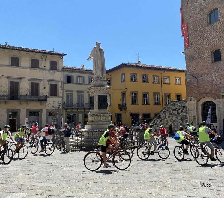 L’arrivo degli studenti in piazza del Comune