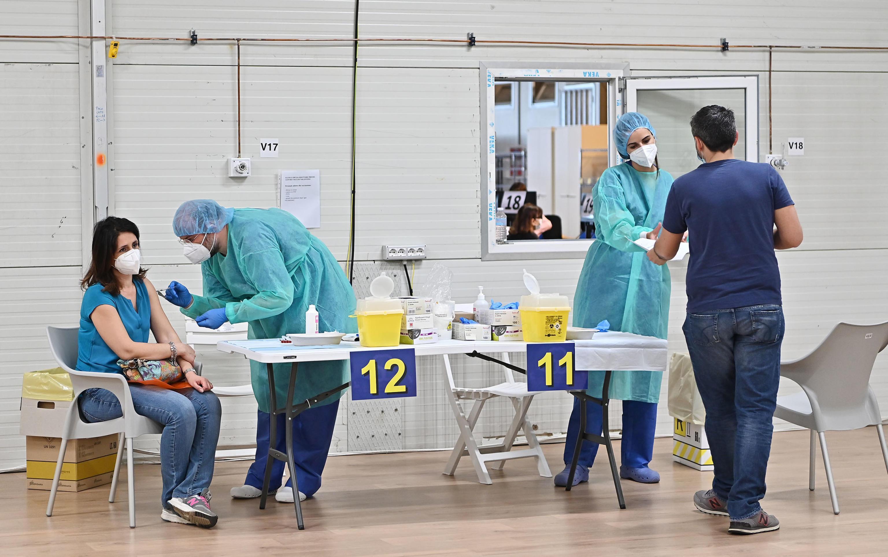 Vaccini in Sardegna, campagna over 16: 70mila prenotazioni in due ore