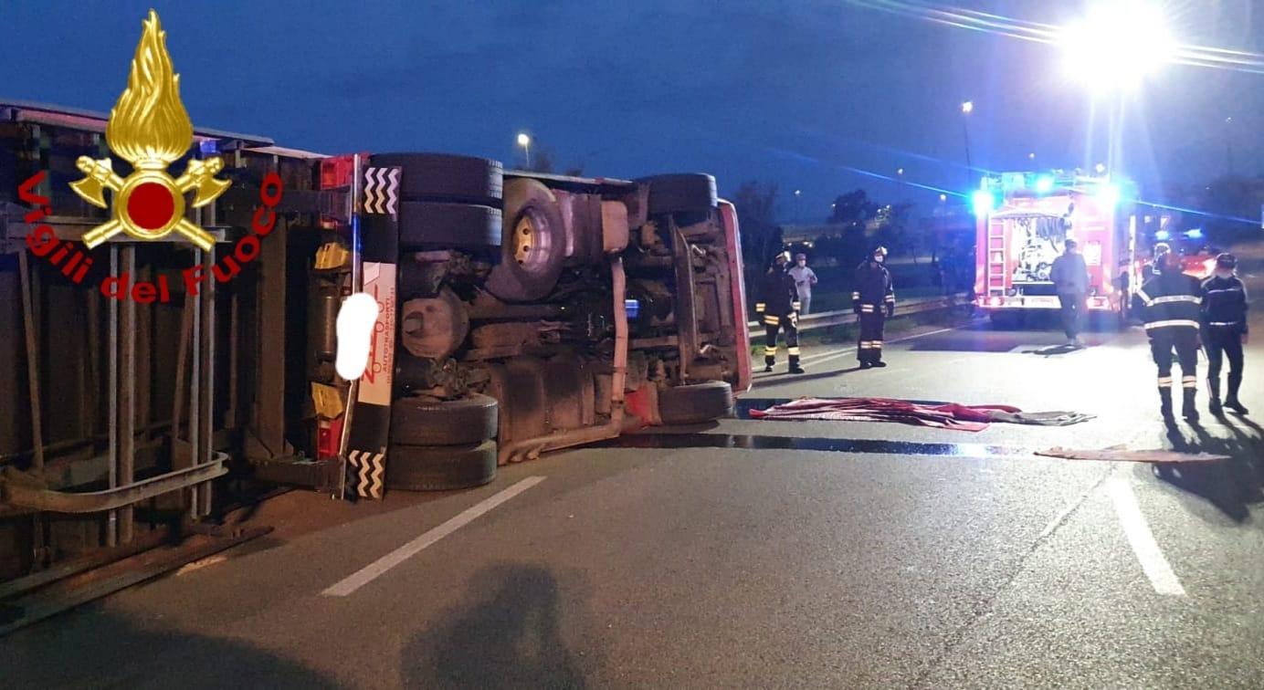 Olbia, autoarticolato si ribalta nella rotatoria: ferito il conducente