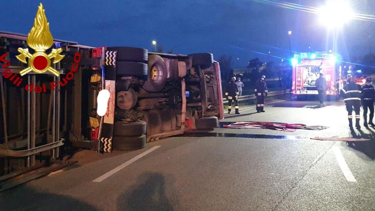 Olbia, autoarticolato si ribalta nella rotatoria: ferito il conducente