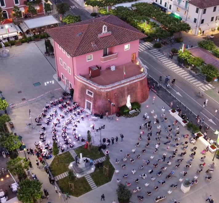 La piazza del “Fortino” il salotto elegante del Forte 