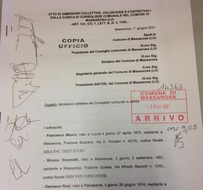 Alle 9 la consegna delle firme Giunta colpita e affondata 