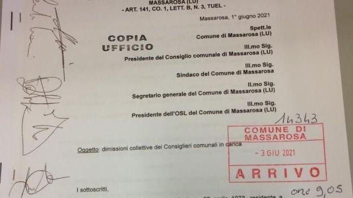 Alle 9 la consegna delle firme Giunta colpita e affondata