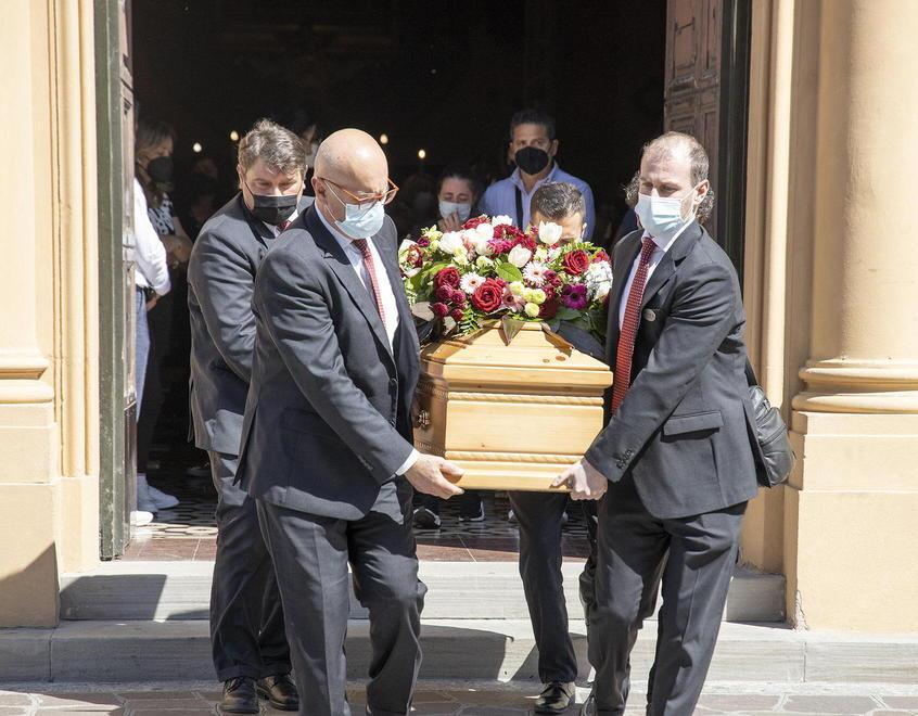 «Una donna meravigliosa» L’addio di lacrime e dolore dei parenti a Carmela 