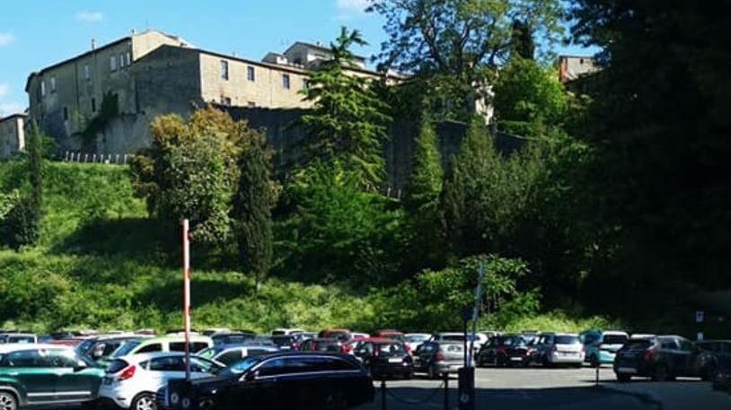 Auto di turisti stranieri a Vallebuona al posto di quelle dei residenti
