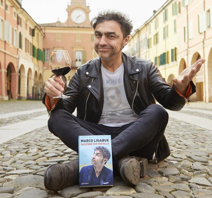 Marco Ligabue a Villa Crastan con il libro “Salutami tuo fratello” 
